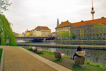 Foto de Capturando a una morena madura en Berlín, relajándose junto al río Spree. - Imagen libre de derechos
