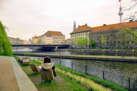 Foto de Capturando a una morena madura en Berlín, relajándose junto al río Spree. - Imagen libre de derechos