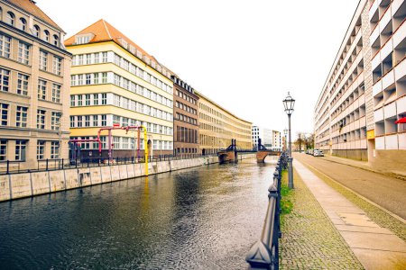 Téléchargez les photos : Passerelle du canal à la lumière du soleil, à Spittelmarkt, Berlin, Allemagne de l'Est, le vendredi 29 mars 2024. - en image libre de droit
