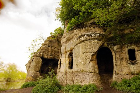 Die Anchor Church Höhlen sind eine Reihe von Höhlen in Keuper Sandstone, in der Nähe des Dorfes Ingleby, Derbyshire.