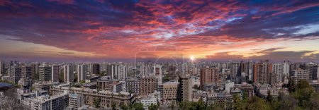 Téléchargez les photos : Santiago du Chili centre panoramique skyline et centre-ville résidentiel. - en image libre de droit