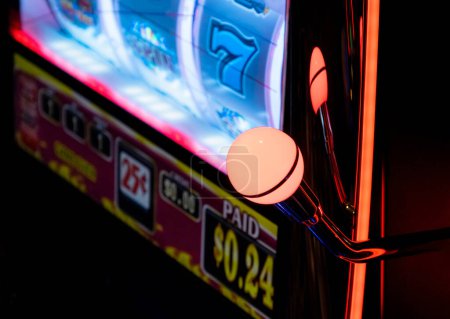 Casino Glücksspiel Blackjack und Spielautomaten warten darauf, dass Spieler und Touristen Geld ausgeben.