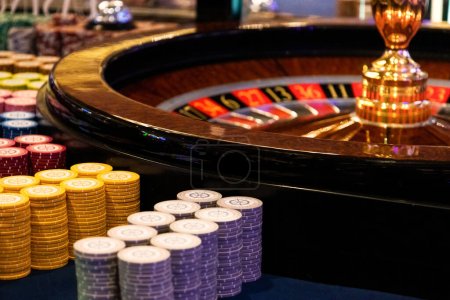 Casino-Chips und Glücksspiel-Blackjack-Spielautomaten warten darauf und Touristen geben Geld aus.