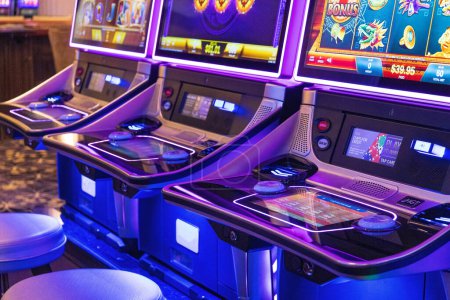 Casino de apuestas de blackjack y máquinas tragamonedas esperando a los jugadores y turistas para gastar dinero.