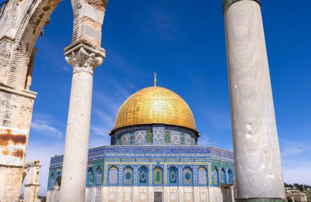 Téléchargez les photos : Jérusalem, sanctuaire islamique Dôme de rocher situé dans la vieille ville sur le Mont du Temple près du mur occidental. - en image libre de droit