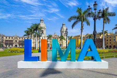 Lima, Peru, Erzbischöflicher Palast auf der zentralen Plaza Mayor im Kolonialstil oder Plaza de Armas im historischen Zentrum.