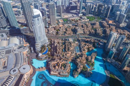 Téléchargez les photos : EAU, Dubaï vue panoramique sur l'horizon depuis Burj Khalifa du centre-ville et du centre commercial de Dubaï. - en image libre de droit