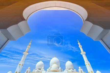 Foto de Gran Mezquita de Abu Dhabi, Monumento icónico y Maravilla Arquitectónica de los EAU. - Imagen libre de derechos