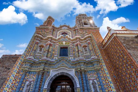 Foto de Iglesia de Francisco Acatepec y colorida arquitectura colonial de Cuernavaca en México Morelos. - Imagen libre de derechos