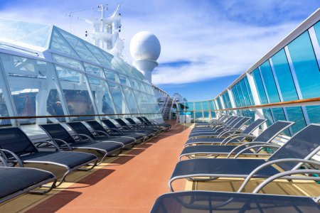 Vue panoramique sur l'océan de Seattle avec navire de croisière de luxe se dirigeant vers des vacances de Seattle à l'Alaska.