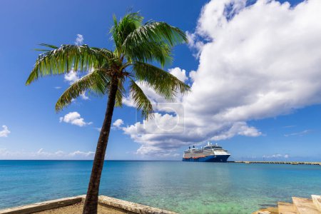 Téléchargez les photos : Bateau de croisière sur Sainte Croix Frederiksted Îles Vierges américaines en vacances dans les Caraïbes. - en image libre de droit