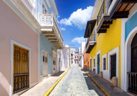 Arquitectura colonial colorida de Puerto Rico en el centro histórico de la ciudad.