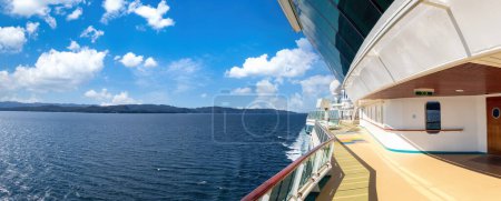 Téléchargez les photos : Vue panoramique sur l'océan avec navire de croisière de luxe se dirigeant vers des vacances de Seattle à l'Alaska. - en image libre de droit