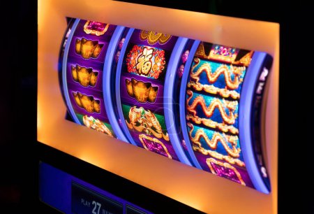 Foto de Casino de apuestas de blackjack y máquinas tragamonedas esperando a los jugadores y turistas para gastar dinero. - Imagen libre de derechos