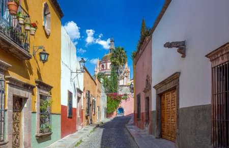 Mexique, Bâtiments colorés et rues de San Miguel de Allende dans le centre historique de la ville.