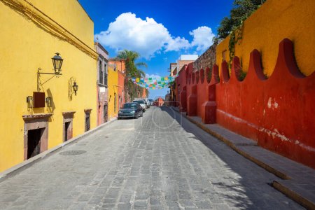 Téléchargez les photos : Mexique, Bâtiments colorés et rues de San Miguel de Allende dans le centre historique de la ville. - en image libre de droit