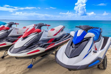 Téléchargez les photos : Location de scooters sur les plages et hôtels de luxe à Saint Croix, Îles Vierges américaines, Frederiksted. - en image libre de droit