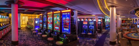 Foto de Las Vegas, Nevada, Estados Unidos, 10 de febrero de 2023: Mesa de blackjack y ruleta de apuestas de casino esperando a que los jugadores y turistas gasten dinero. - Imagen libre de derechos