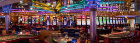 Foto de Las Vegas, Nevada, Estados Unidos, 10 de febrero de 2023: Mesa de blackjack y ruleta de apuestas de casino esperando a que los jugadores y turistas gasten dinero. - Imagen libre de derechos
