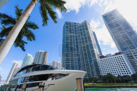 Foto de Miami, condominios de lujo ubicados cerca del centro financiero de la ciudad, Bahía Vizcaya y South Beach. - Imagen libre de derechos