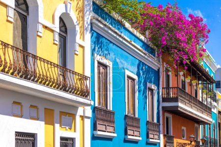 Arquitectura colonial colorida de Puerto Rico en el centro histórico de la ciudad.