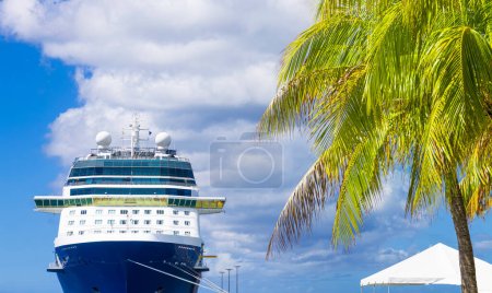 Téléchargez les photos : Bateau de croisière sur Sainte Croix Frederiksted Îles Vierges américaines en vacances dans les Caraïbes. - en image libre de droit