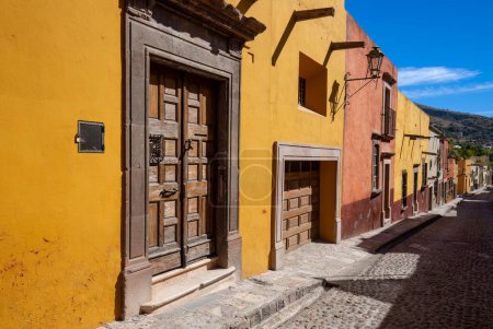 Téléchargez les photos : Mexique, Bâtiments colorés et rues de San Miguel de Allende dans le centre historique de la ville. - en image libre de droit