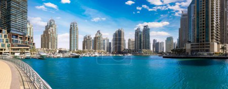 Faszinierender Jachthafen von Dubai, malerische Skyline am Wasser, moderner Luxus und Hochhausarchitektur.