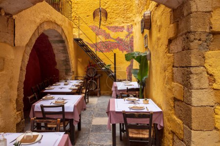 Grecia, Chania Island restaurantes y cafeterías. Comida griega tradicional en el centro histórico.