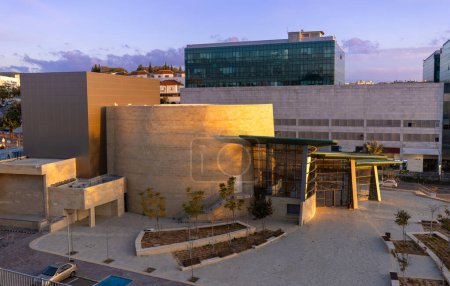 Bet Shemesh, Heichal Budynek Centrum Kultury Tarbut i panorama gminy Beit Shemesh.