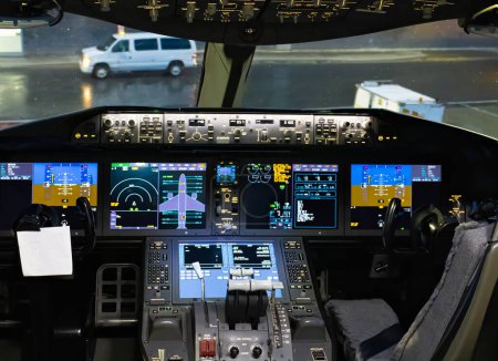 Panel de control de vuelo y sistema de gestión de vuelo en cabina de avión civil.