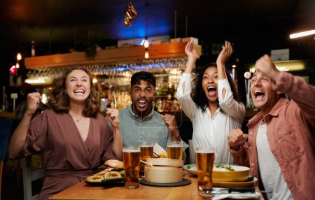 Téléchargez les photos : Jeune groupe multiracial d'amis portant des vêtements décontractés criant et célébrant au restaurant - en image libre de droit
