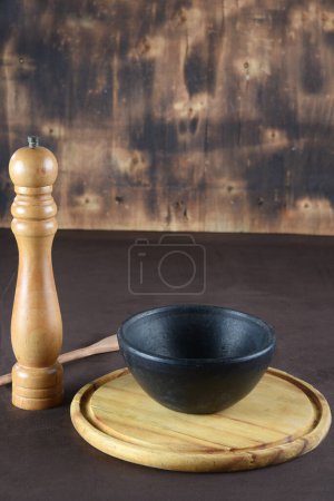 Foto de Olla de arcilla vacía en la mesa de madera para el uso del manto de imagen - Imagen libre de derechos