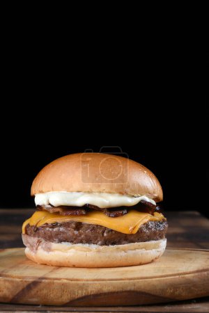 Téléchargez les photos : Sandwich avec burger de bœuf salade oignon fromage et bacon fast food - en image libre de droit