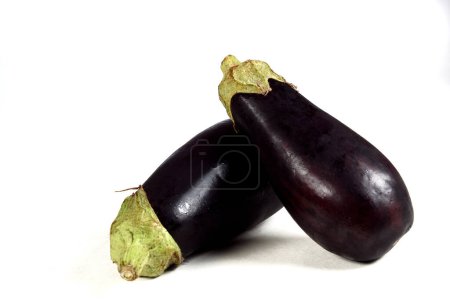 Foto de Berenjena o berenjena es el fruto de la planta Solanum melongena vegana natural - Imagen libre de derechos