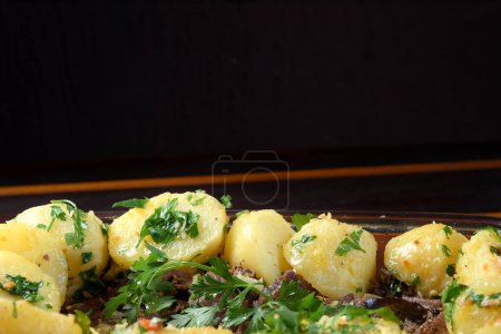Foto de Deliciosa porción de cordero, ternera cocida con patatas y finas hierbas - Imagen libre de derechos
