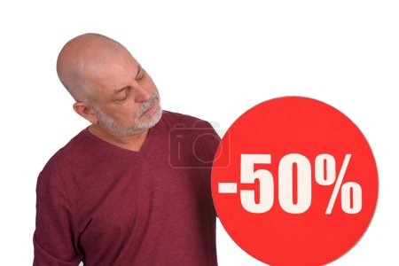 Téléchargez les photos : Chauve homme adulte tenant 50 % signe de réduction, promotion magasin - en image libre de droit