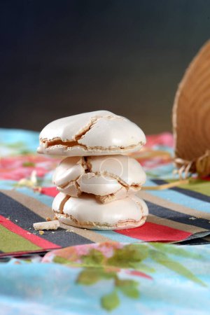Téléchargez les photos : Biscuits faits maison, soupirs, aussi appelé merengue, cuisine brésilienne et française, bonbons soupir - en image libre de droit