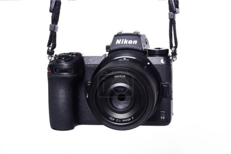 Téléchargez les photos : Goiania, Brésil Nikon Z6 II version 2 appareil photo confrontation et compétition entre appareils photo. Fond blanc. Les meilleurs appareils photo sans miroir des grandes marques. - en image libre de droit
