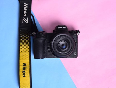 Téléchargez les photos : Nikon Z6 II version 2 appareil photo confrontation et compétition entre appareils photo. fond de couleur. Les meilleurs appareils photo sans miroir des grandes marques. - en image libre de droit