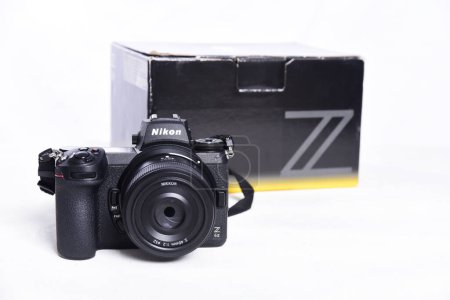 Téléchargez les photos : Nikon Z6 II (version 2) appareil photo confrontation et compétition entre appareils photo. Fond blanc. Les meilleurs appareils photo sans miroir des grandes marques. - en image libre de droit