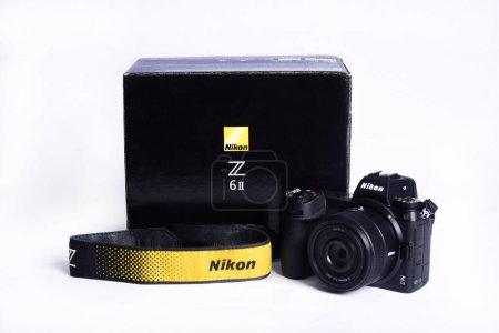 Téléchargez les photos : Nikon Z6 II (version 2) appareil photo confrontation et compétition entre appareils photo. Fond blanc. Les meilleurs appareils photo sans miroir des grandes marques. - en image libre de droit