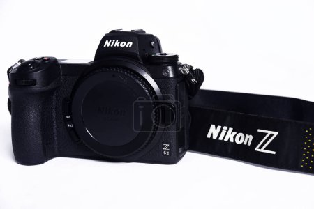 Téléchargez les photos : Exposition de photos Nikon Z6 II et compétition d'appareils photo. Fond blanc Les meilleurs appareils photo sans miroir des grandes marques. - en image libre de droit