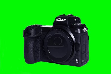 Téléchargez les photos : Exposition de photos Nikon Z6 II et compétition d'appareils photo. Fond blanc Les meilleurs appareils photo sans miroir des grandes marques. - en image libre de droit