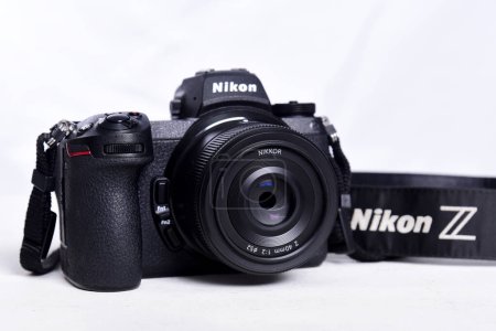Téléchargez les photos : Goiania, Brésil 09 juillet 2023 : Nikon Z6 II (version 2) appareil photo confrontation et compétition entre appareils photo. Fond blanc. Les meilleurs appareils photo sans miroir des grandes marques. - en image libre de droit
