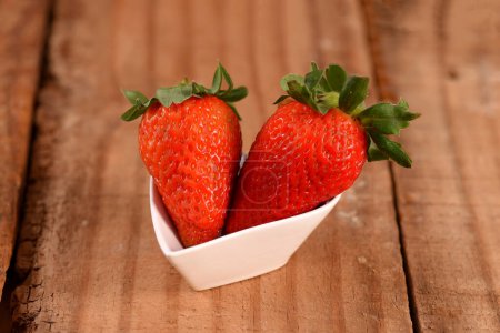 Téléchargez les photos : Fraise mûre fruit savoureux sain aliment naturel fraise rouge fruits rosettes fruit d'amour - en image libre de droit