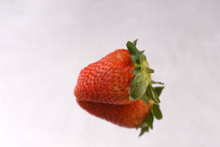 Téléchargez les photos : Fraise mûre fruit savoureux sain aliment naturel fraise rouge fruits rosettes fruit d'amour - en image libre de droit