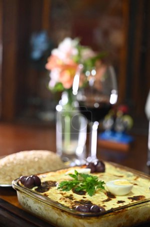 Foto de Lasaña boloñesa al horno con jamón de queso especias salsa roja y carne con papas fritas y arroz - Imagen libre de derechos