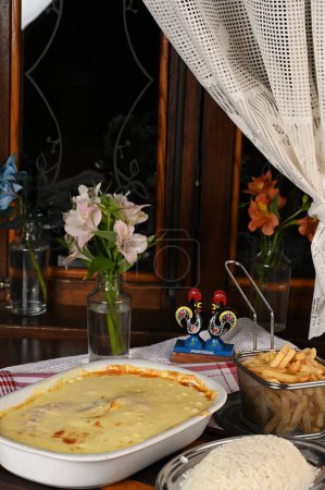 Foto de Lasaña boloñesa al horno con queso jamón salsa roja especias y carne con papas fritas y arroz comida italiana - Imagen libre de derechos