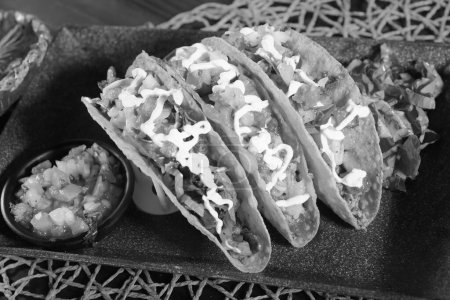 Foto de Tacos mexicanos con tortillas de maíz guacamole sala jalapeño típico tex mex food image - Imagen libre de derechos